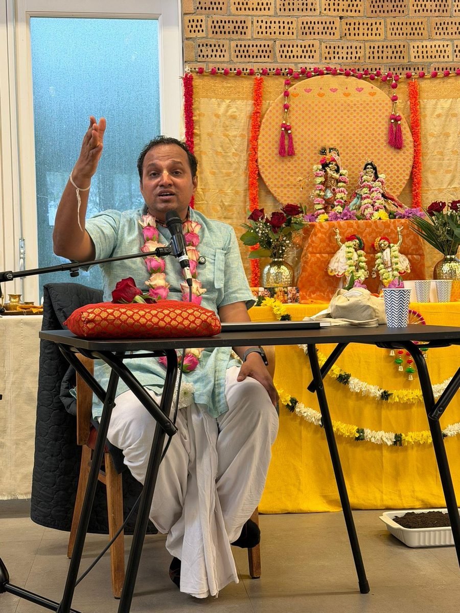 Brajsundar Das teaching from Srimad Bhagavatam outdoors