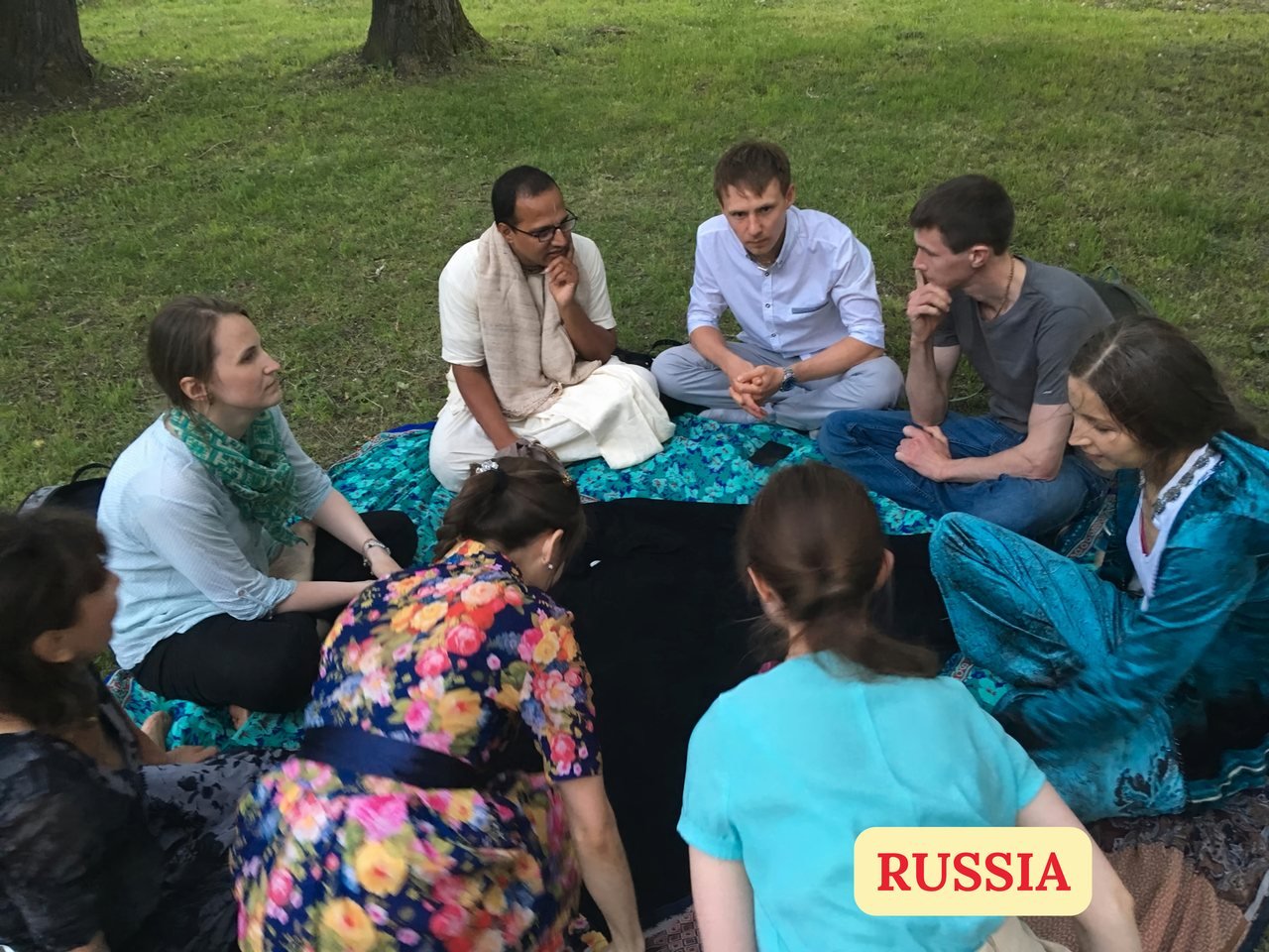 Brajsundar Das in discussion with students outdoors in Russia